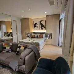 Neon - Royal Nest Aerotel with Pvt Balcony -1 km from Airport