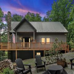Cozy Chalet w Hot Tub Loft Fire Pit & Grill