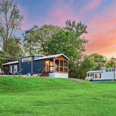 8 All Decked Out, Luxury Tiny House, Boat Parking Mins to Lake Guntersville, Downtown