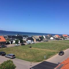Ljus etagevåning med havsutsikt i gamla Borstahusen