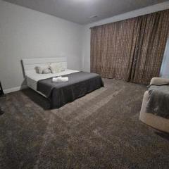 Private Suite Ensuite Bath&Walk in Closet