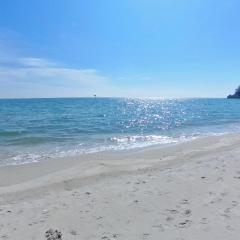 18pax GFloor 4R4B Dual-Key DOORSTEP PRIVATE BEACH, WATERSPORT, Pool, BBQ Set, Wifi, 50"TV