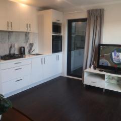 Modern 1 Bed Smart Flat in Upper Hutt with Full Kitchen, Parking - 5 minutes to Brewtown
