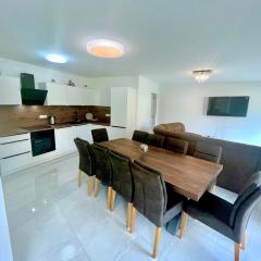 4 Bedroom Private House On The Hill