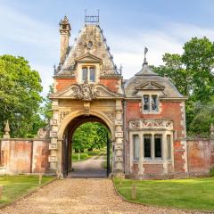 Historic 2 bed gatehouse in private parkland