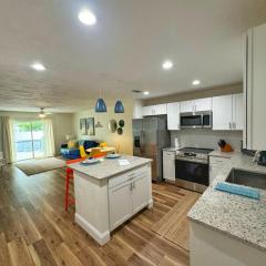 NEW - Amazing Sunshine - Up 6 Guests-Private Backyard
