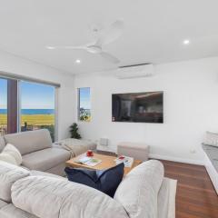 'Bulli Escape' Bright Beachfront Stay & Scenic Views