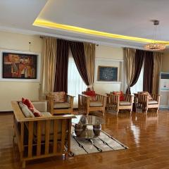 Serene 3BR Retreat with Lush private Garden, mini gym and spa access