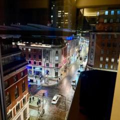 Winner of 2025 Traveller Award - 2 double bed room suite in heart of Leeds city centre with Netflix & WiFi