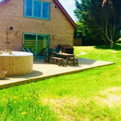 Deer Den timber clad cabin with hot tub, up private lane