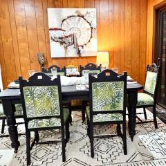 3 Bdrm home,pool, BBQ , fireplace Great for a weekend of fun or family retreat