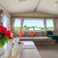 Hillside Splash Retreat - Heated Communal Swimming Pool & Fishing Nearby