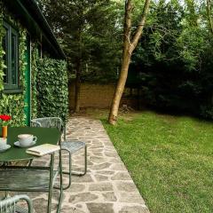Restful Break 2 BR Woods Cottage 2 Acre Garden gated free Parking
