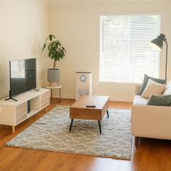 LA Koreatown Nest House - Modern, Free Parking, Pool and Sauna, No Cleaning Fee