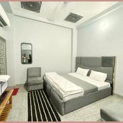 Hotel P&Palace Guest House Near Shri Kashi Vishwanath Temple - Free Wifi and Parking Facilities - Fully Air Conditioning- Best Hotel