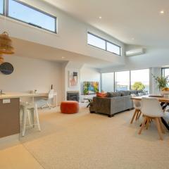 Luxe 3BR Waterfront Townhouse on the Esplanade