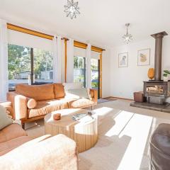 Tasman Breeze - Beachside Escape near Historic Site