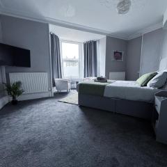Thornleigh Guest House - Free ON STREET Parking