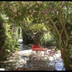 T3 vue jardin à deux pas du centre du village
