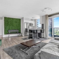 2 Bedroom Downtown Toronto Stay with Stunning Views & Free Parking