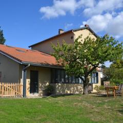Gîte Familial 200m² avec Jardin, Terrasse, Jeux, et Confort Moderne à Chazelles-sur-Lyon - FR-1-496-203