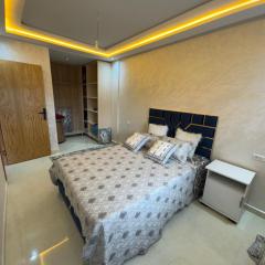 Cozy modern apartment 3 min drive beach access