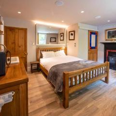 Chic Redland Room - Great Location - Free WiFi