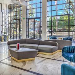 The Sherman Luxe 2 Bed Apt with FREE PARKING