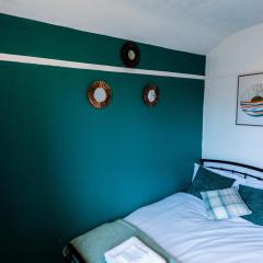 Valla Nest Serviced Stay with Garden Views in Town Centre