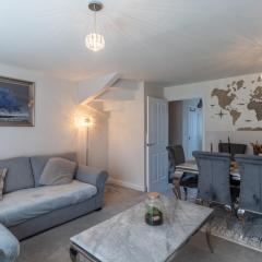 Walk to Liverpool Airport - Luxury Stay with EV Charge - Fast WiFi