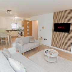 Modern Central 2-Bed, walk to train, Free Parking, Wifi & Netflix, workspace