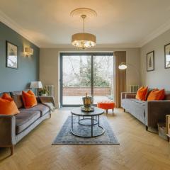 Luxury 3-Bed Apartment - Spacious, Stylish Stay