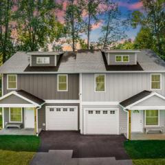 Little Sycamore Duplex by AvantStay Sleeps 20 Patio Fire Pit 6 Minutes to Downtown Asheville