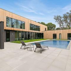 Blue Jay Villa by Rove - Family Home with Heated Pool Sauna & Gym