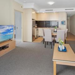 Central City Apt with King Bed, Pool, Gym and Sauna