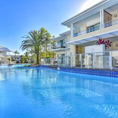 J's Resort Pacific Blue Swim Up-Unit A