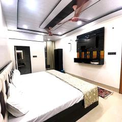 R K Majestic Mirage 5 MINUTES FROM RAILWAY STATION AND BUS STAND 5 MINUTES FROM JANMBHOOMI FREE WIFI, PARKING, 247 SECURITY