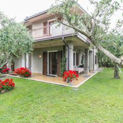 Casa Mary due - trilocale con giardino privato a due passi dal lago