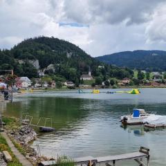 Maison vis-à-vis du lac