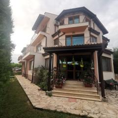 Affordable Rooms with BBQ 5 min drive from beach Villa Lusi