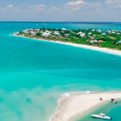 Luxury Beach Condo Located On The Bay In A Tropical Oasis!!!