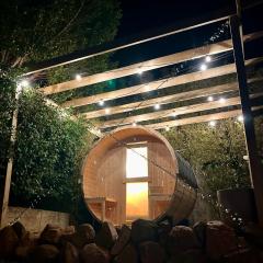 Valley View Home - Barrel Sauna, Woodfired Pizza Oven, Firepit, Kids Playset