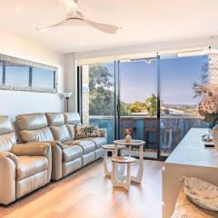 Ocean Views 2-Bed Apartment Minutes from Beach