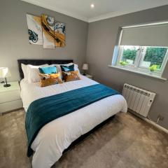 Spacious 2-Bedroom House with Garden Sleeps 5