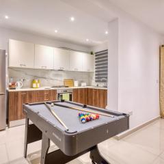 Spacious 3BR Flat, Equipped Kitchen, Pool Table