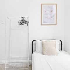 Quiet Single Room in Central Kensington Location - External Kitchen or Bathroom Access