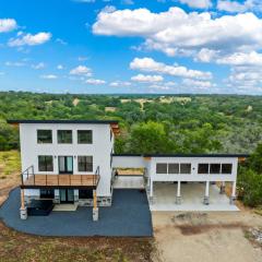 Hill Country Escape w/Views Plus, Hot-Tub and Pet Friendly!