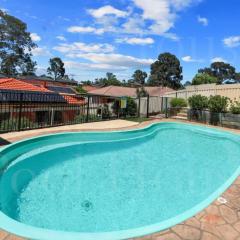 Relaxing Poolside House Escape3B