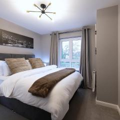 Elegant 4BR Home, Free Parking, City Centre, Sleeps7