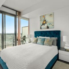 3 BR Panoramas Lake Ontario and CN Tower View